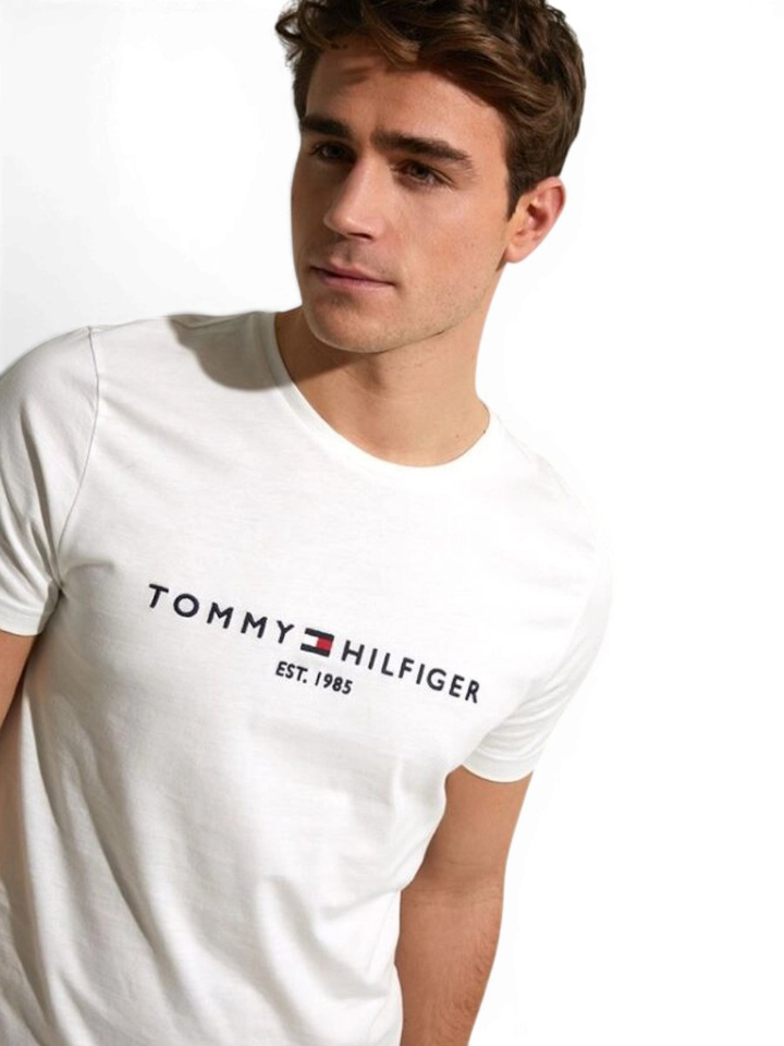 Ecru t-shirt met geborduurde merknaam Tommy Hilfiger