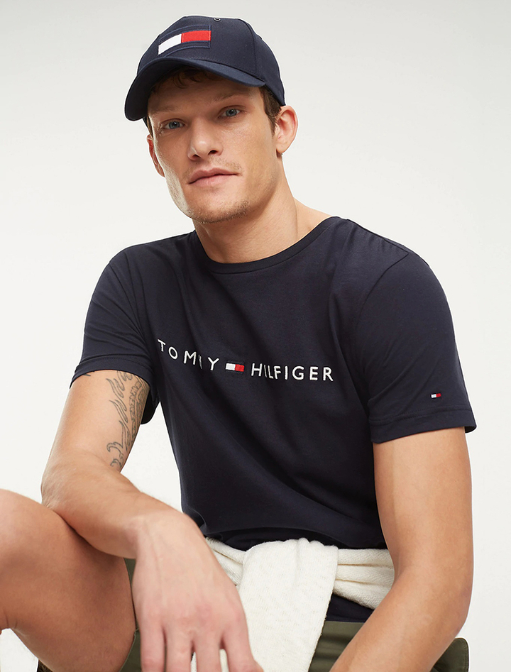 Donkerblauwe t-shirt met geborduurde letters en vlag Tommy Hilfiger
