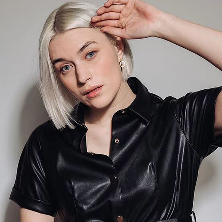 Goudkleurige oorbellen met ovaalvormige hanger Ubi Laurence Delvallez 