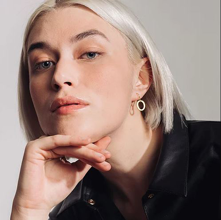 Goudkleurige oorbellen met ovaalvormige hanger Ubi Laurence Delvallez 