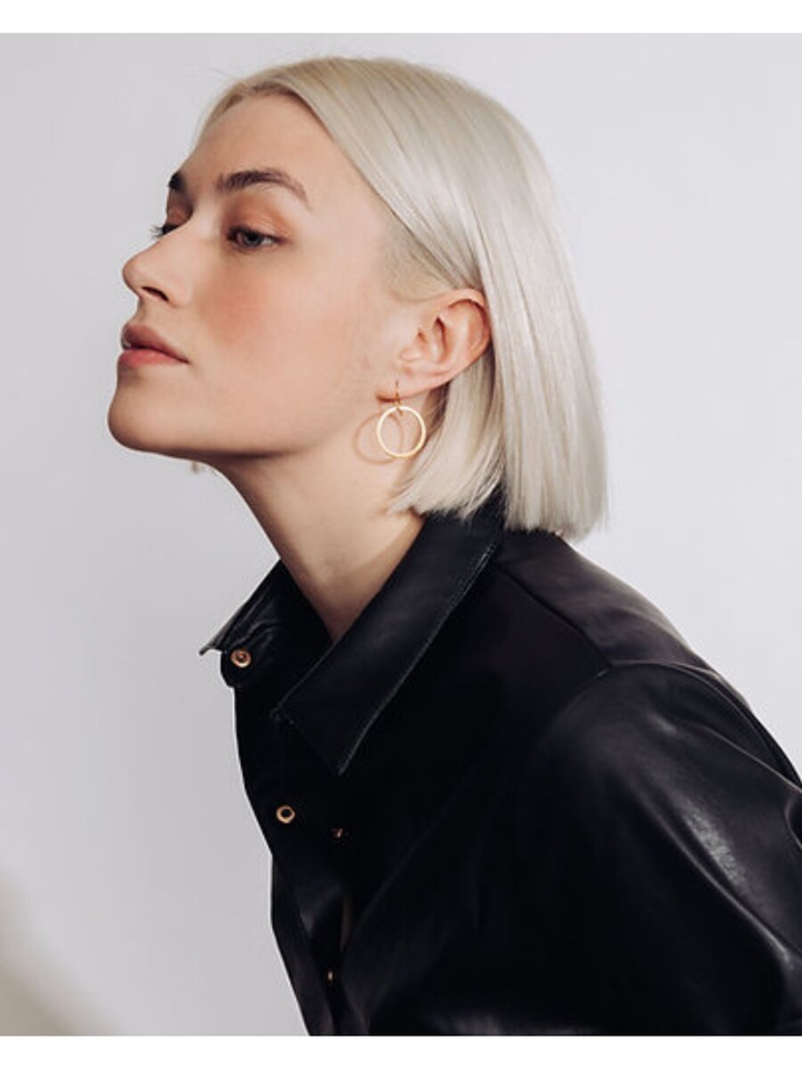 Goudkleurige oorbellen met cirkelvormige hanger Linen Laurence Delvallez