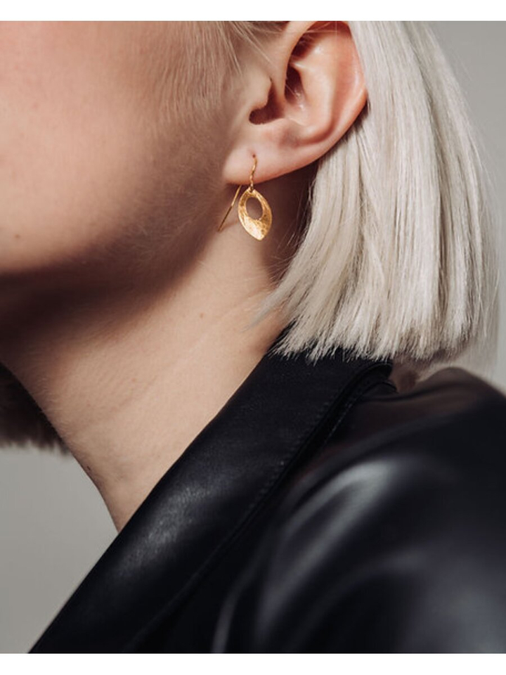 Goudkleurige oorbellen met bladvormige hanger Lai Laurence Delvallez