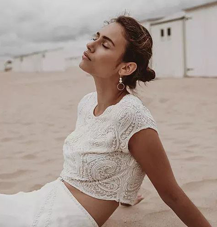 Goudkleurige oorbellen met parels en open cirkel Laurence Delvallez