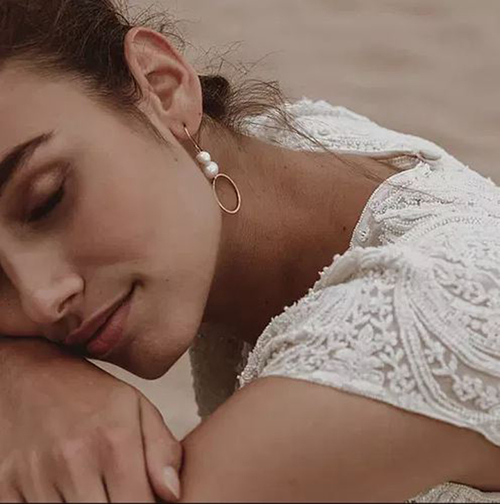 Goudkleurige oorbellen met parels en open cirkel Laurence Delvallez