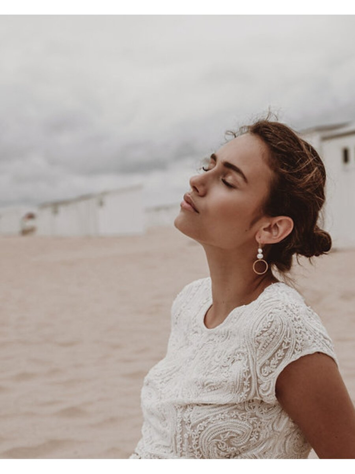 Goudkleurige oorbellen met parels en open cirkel Laurence Delvallez