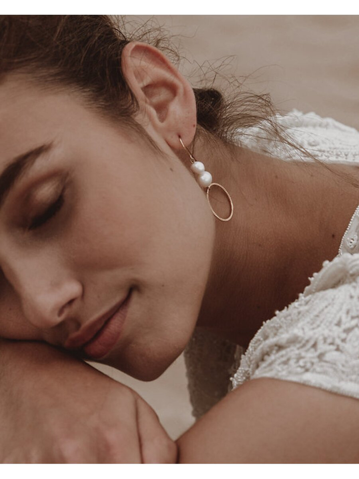 Goudkleurige oorbellen met parels en open cirkel Laurence Delvallez