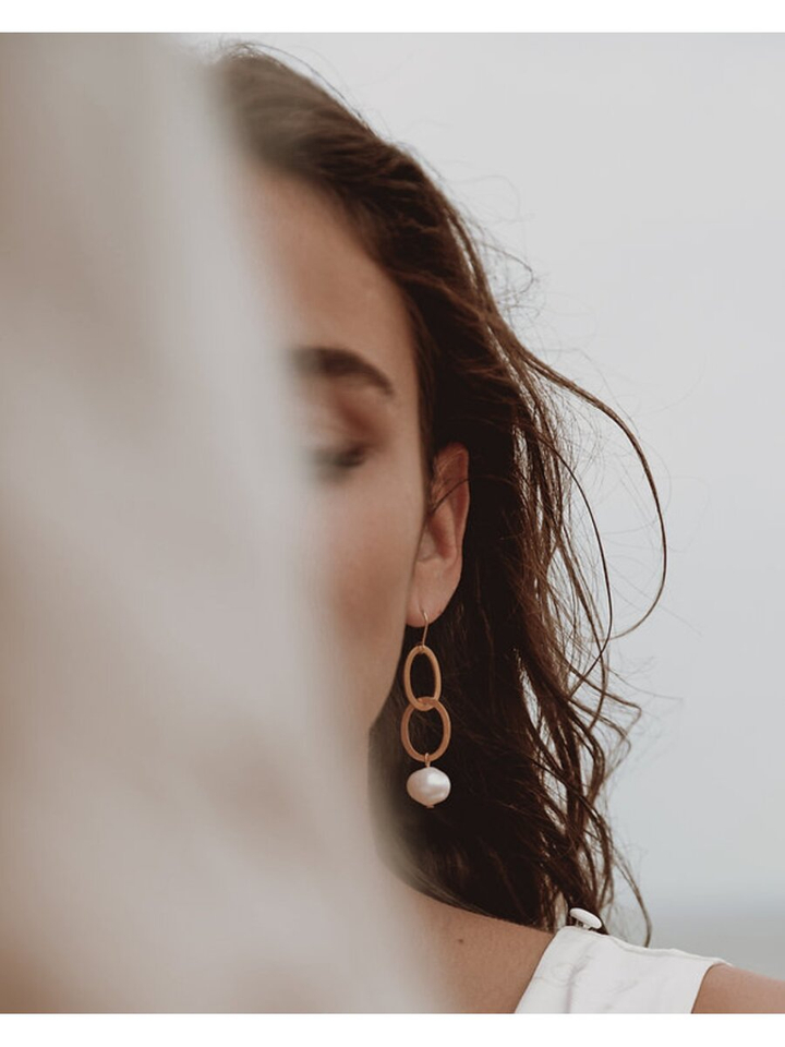 Goudkleurige oorbellen met twee schakels en parel Laurence Delvallez