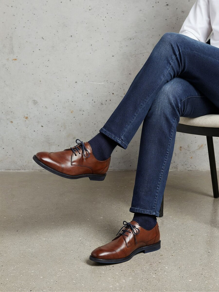 Bruine geklede schoen met blauwe veters Floris Van Bommel