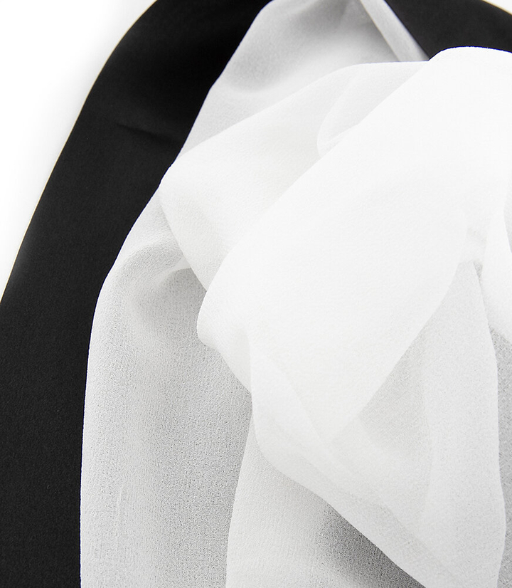 Ecru kleurige fijne sjaal met zwarte accenten L'Immagine