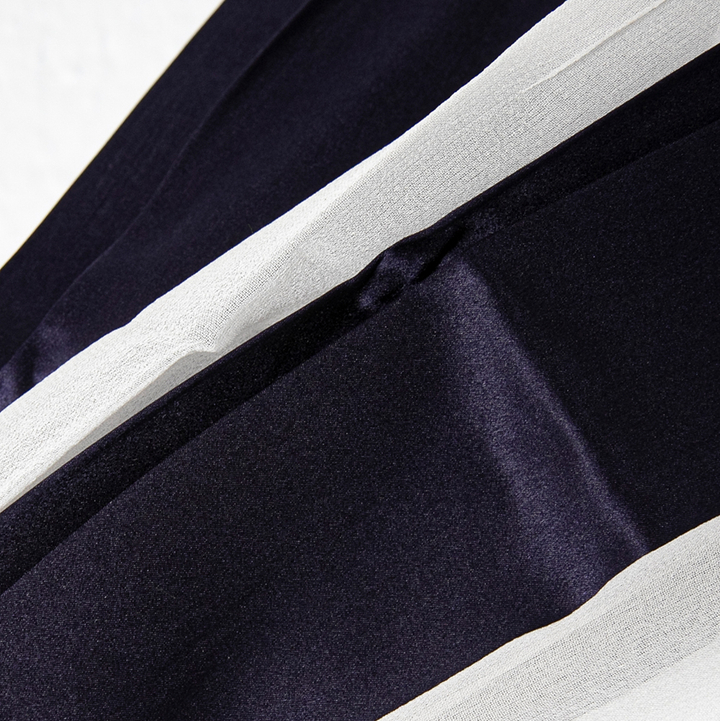 Ecru fijne sjaal met blauwe afwerking L'Immagine