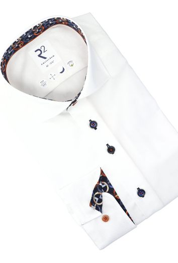 Wit katoenen hemd (slim fit) met blauwkleurige knopen een lange mouwen R2