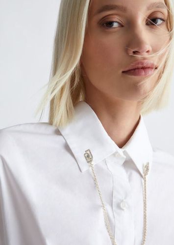 Witte korte bloes met schakelketting aan de kraag Liu Jo