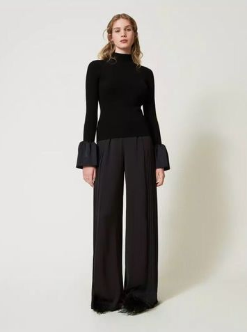 Zwarte pull met opstaande kraag en zijden volantmouwen Twinset