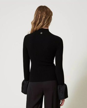 Zwarte pull met opstaande kraag en zijden volantmouwen Twinset