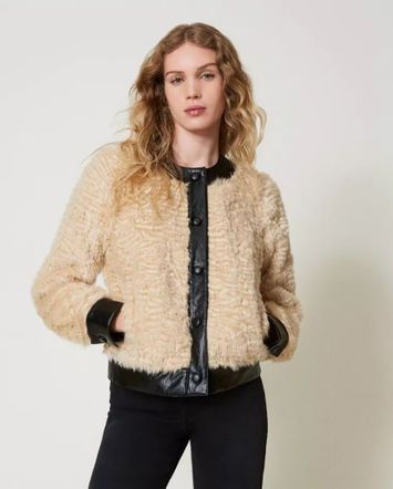 Beige faux fur boxy jas afgewerkt met zwarte accenten Twinset