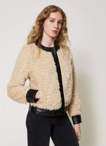 Beige faux fur boxy jas afgewerkt met zwarte accenten Twinset