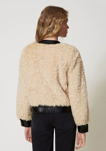 Beige faux fur boxy jas afgewerkt met zwarte accenten Twinset