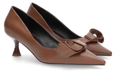 Marron pump met strik en trechterhak Lola Cruz