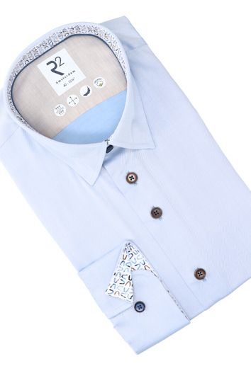 Lichtblauw katoenen hemd ( slim fit) met donkerbruine knopen en lange mouwen R2