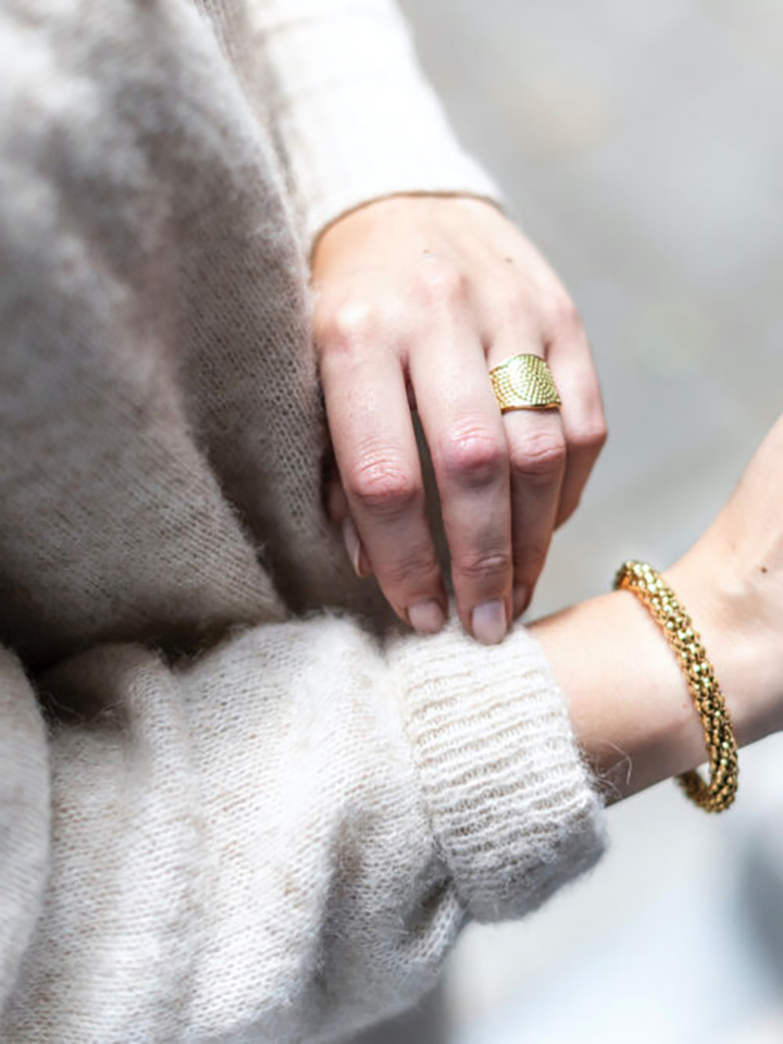 Vergulde bangle geometrisch armband Ellen Beekmans