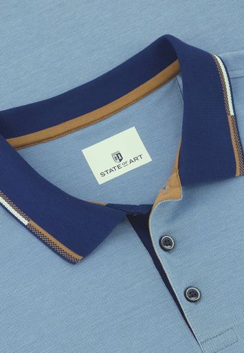 Licht blauwe polo met donkerblauwe kraag en merklogo State of art