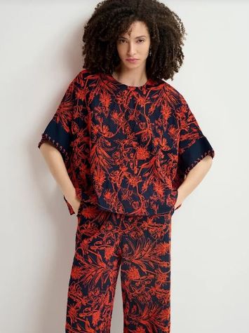 Donkerblauwe bloes met oranje bloemenprint Godetia Essentiel