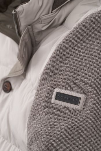 Greige kleurige jas met sweater mouwen en kap Bugatti