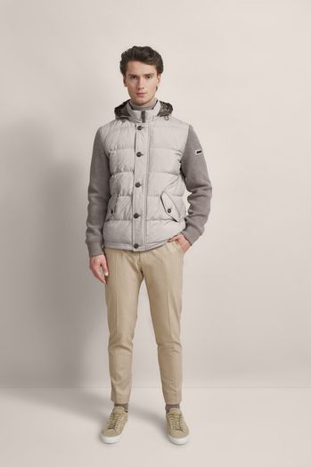 Greige kleurige jas met sweater mouwen en kap Bugatti