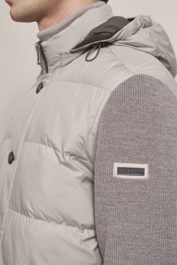 Greige kleurige jas met sweater mouwen en kap Bugatti