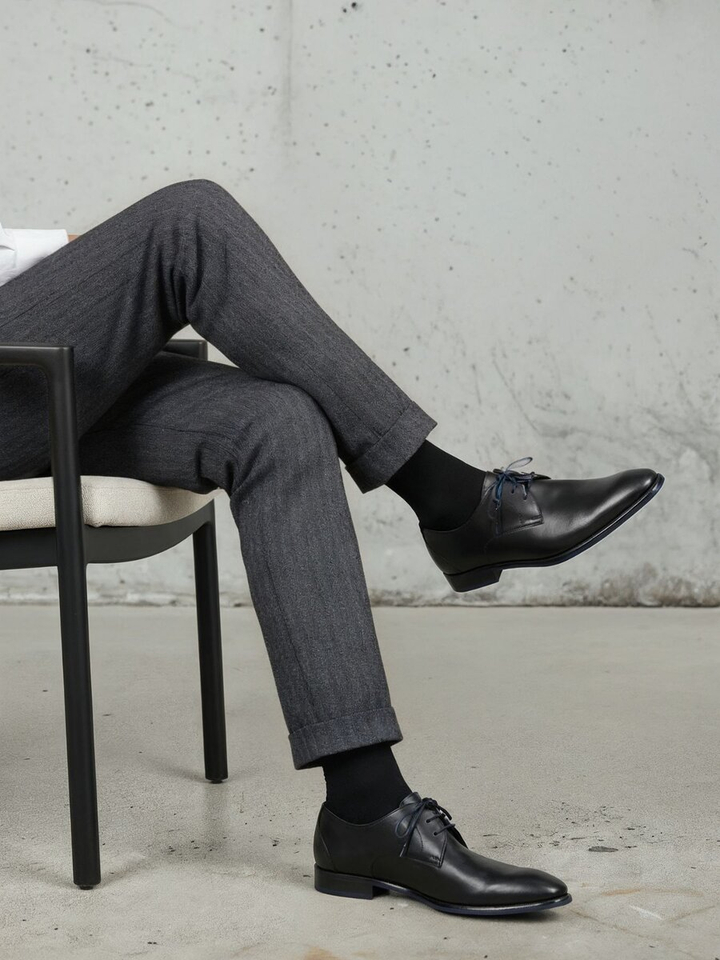 Zwart geklede lage schoenen Floris Van Bommel