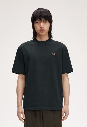 Kaki t-shirt met oranje merklogo Fred Perry 