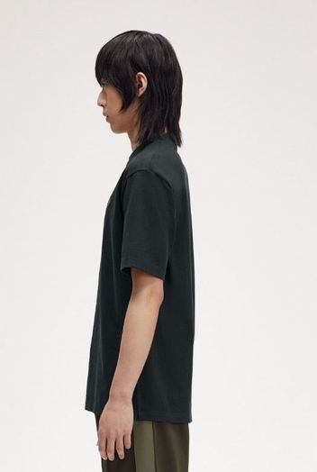 Kaki t-shirt met oranje merklogo Fred Perry 