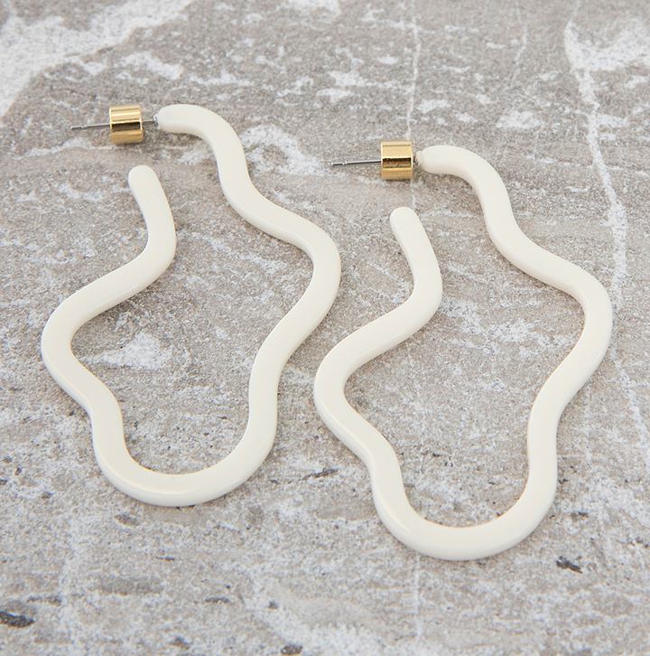 Losvormige oorbellen wit Ellen Beekmans