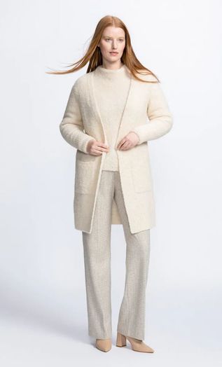 Ecru kleurige cardigan in wolmix met knoop en opgestikte zakken Bethy Xandres