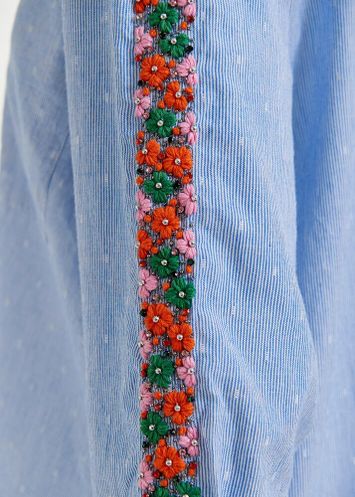 Blauw katoenen bloes met bloemendetail op de mouw Harkle Essentiel