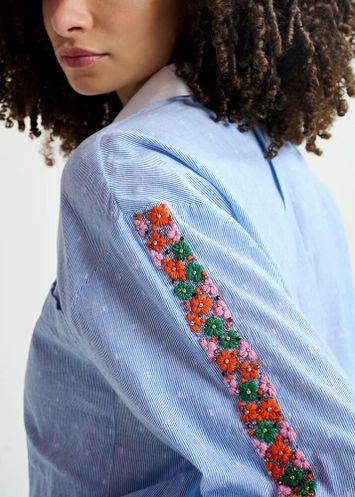 Blauw katoenen bloes met bloemendetail op de mouw Harkle Essentiel