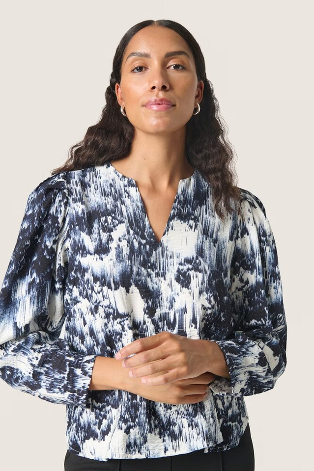 Blouse in wit en donkerblauwe print Jazzlin Soaked in Luxury