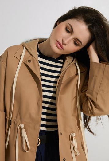 Licht camel kleurige korte trenchcoat met kap Twinset