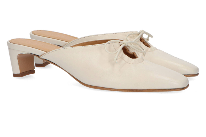 Cream instappers met hak Amar Alohas 