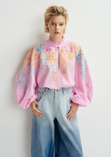 Roze, oranje en blauwe top met maokraag en borduurwerk Hitrus Essentiel