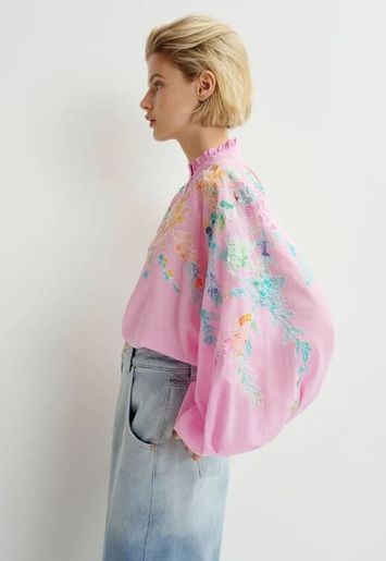 Roze, oranje en blauwe top met maokraag en borduurwerk Hitrus Essentiel