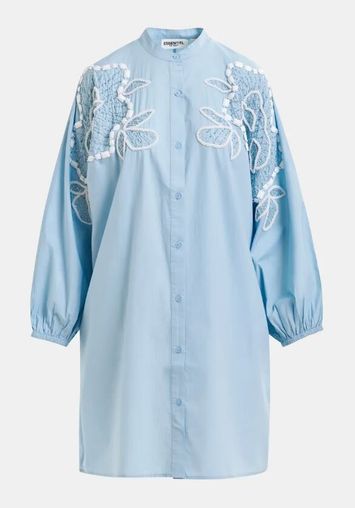 Lichtblauwe en witte oversized hemdjurk met pofmouwen en kralen Hanana Essentiel
