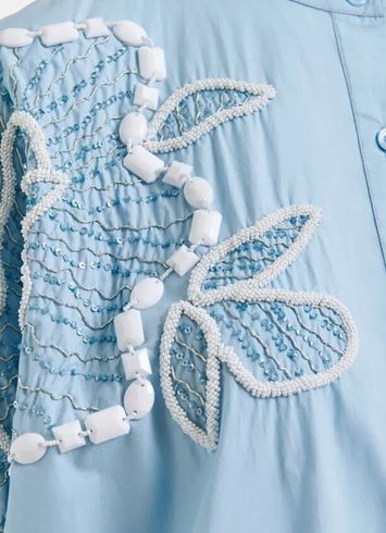 Lichtblauwe en witte oversized hemdjurk met pofmouwen en kralen Hanana Essentiel