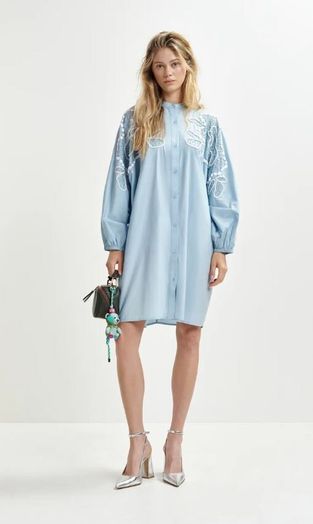 Lichtblauwe en witte oversized hemdjurk met pofmouwen en kralen Hanana Essentiel