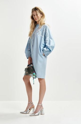 Lichtblauwe en witte oversized hemdjurk met pofmouwen en kralen Hanana Essentiel