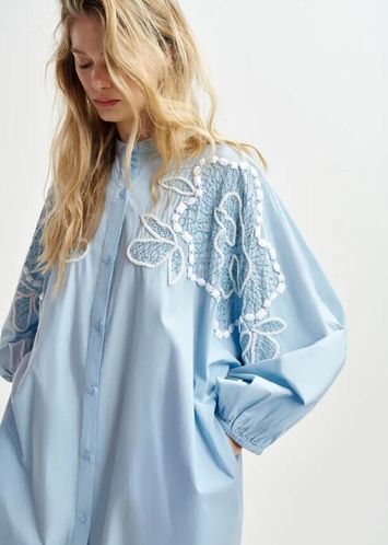 Lichtblauwe en witte oversized hemdjurk met pofmouwen en kralen Hanana Essentiel
