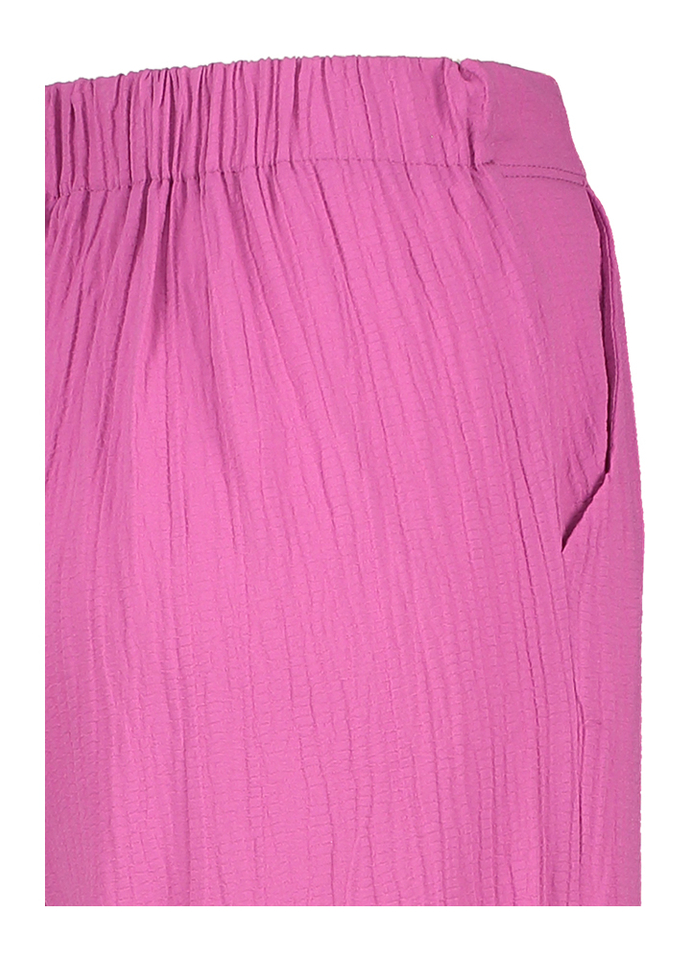 Roze soepelvallende broek in structuur Signe Nature