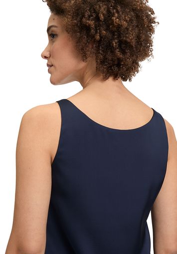 Donkerblauwe glanzende top met V-hals Vera Mont