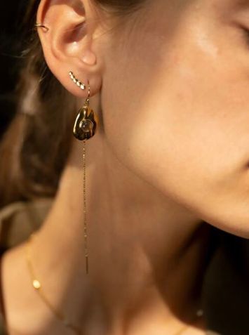 Gouden oorbellen met lichtroze steen Ellen Beekmans 