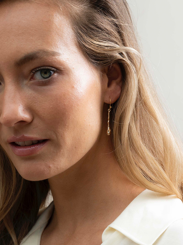 Organische pegel oorbellen Ellen Beekmans